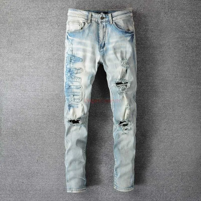 Designerkläder Amires Jeans Jeansbyxor Amies 697 High Street Broken Letter Sticker Duk Använd Tvättvatten Elastisk passform Blå Jeans för män Nödställda sliten hud