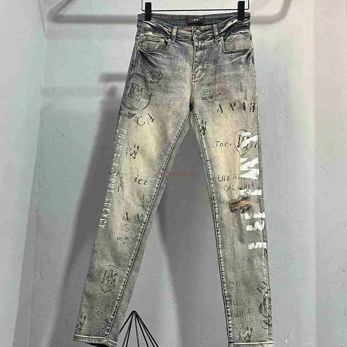 Designerkleidung Amires Jeans Denim-Hosen 2869 New Amies Fashion Brand Graffiti-Buchstabendruck Washed Old Yellow Hole Stretch Slim Denim-Hosen für Herren Distress