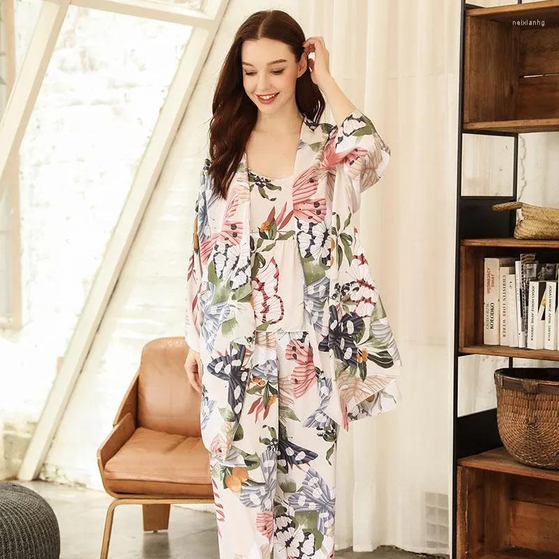 Домашняя одежда, продавая женщин с тремя частями пижамы.