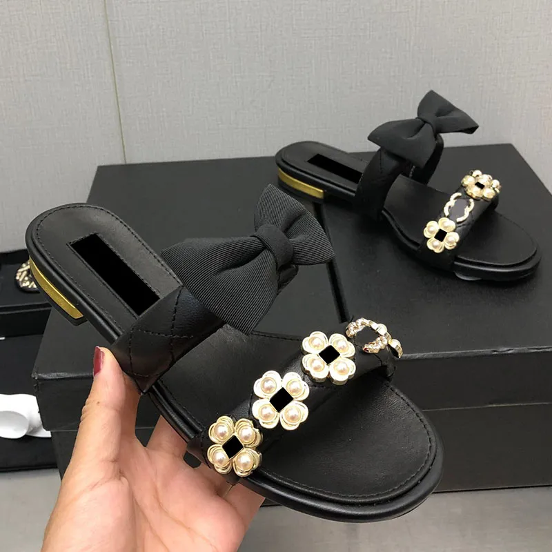 Bowknot Strass 샌들을 가진 여자 낮은 발뒤꿈치 슬리퍼 디자이너 슬라이드에 누비질된 짜임새 미끄러짐 가짜 진주 노새 숙녀 Retro 까만 복숭아 분홍색 노새 옥외 바닷가 신발