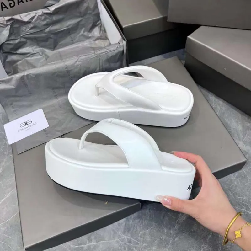 Mode kvinnliga sandaler vintage tofflor tjocka bottnar 45 mm lägenheter skjutreglage Italien berömda vitt svart gummi läder glider designer sommar avslappnad flip flops box eu 35-42