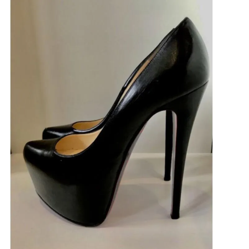 Black pumps with red soles top