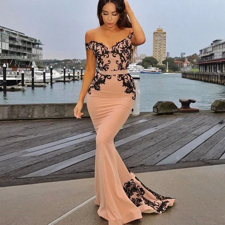 2023 vestidos de baile vintage fora do ombro Apliques de renda preta Mermaid Nude Champage Night Dress Use Aceão Pecial Vestidos