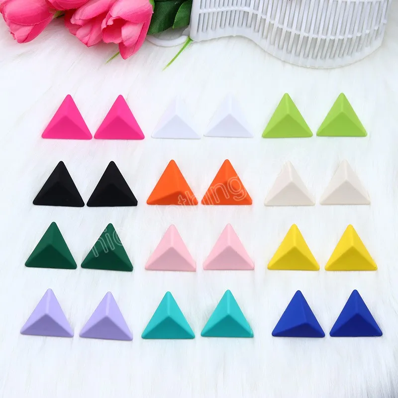 12色の女性用シンプルな三角形のスタッドイヤリング韓国スプレー塗装されたピアス小さな耳のファッションジュエリー