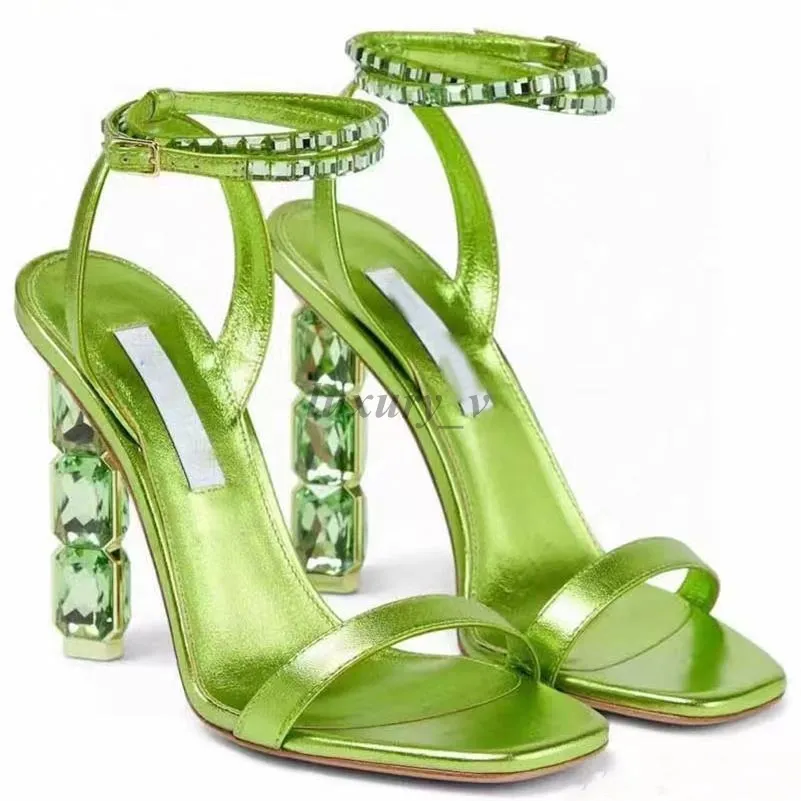 Designer Sandaler Kvinnor Höga klackar Rhinestone Ankle Strap Pumps Dekorerade strass Sandal Elegant Lady Wedding Dress Shoes