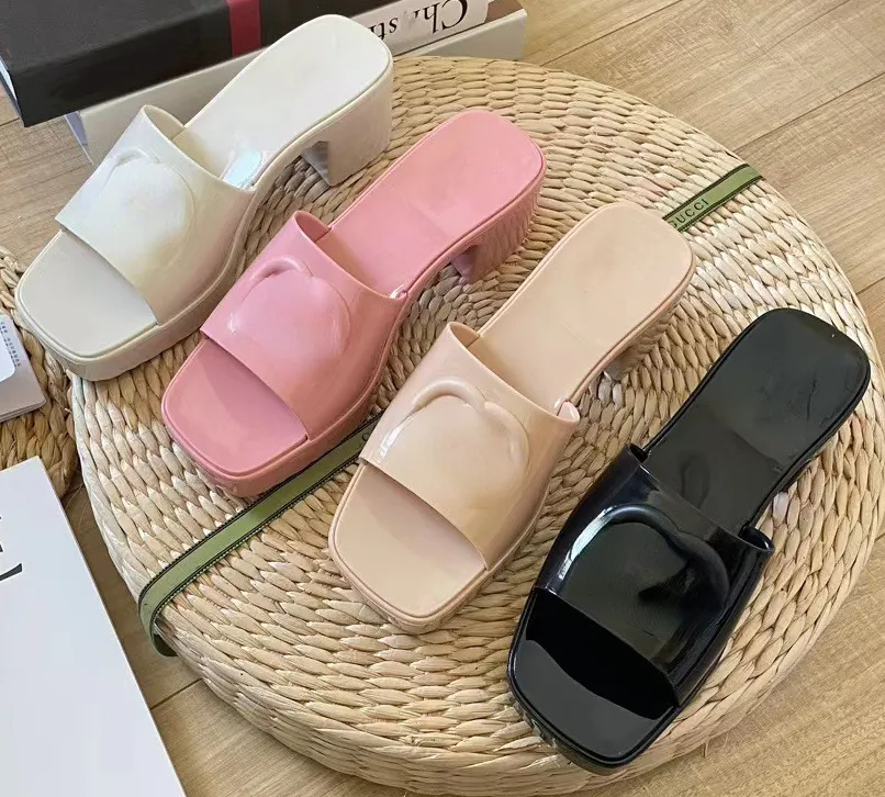 Europa och USA: s vår- och sommar tofflor bär häl ett ord flip-flops mode fyrkantigt huvud tjockt botten godis plast transparent gelé sandaler