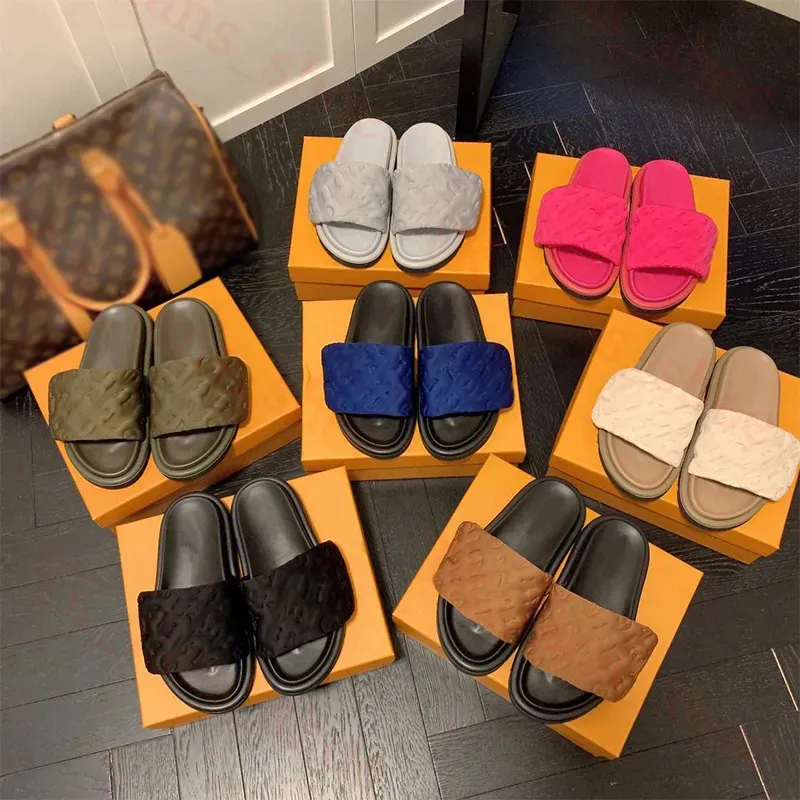 Tasarımcı Slipper Kadlar Sandalet Moda Yaz Havuzu Yastığı Konforu Kabartmalı Katırlar Yastıklı Kanca Döngü Kaydırıcıları Plaj Platformu Slaytları