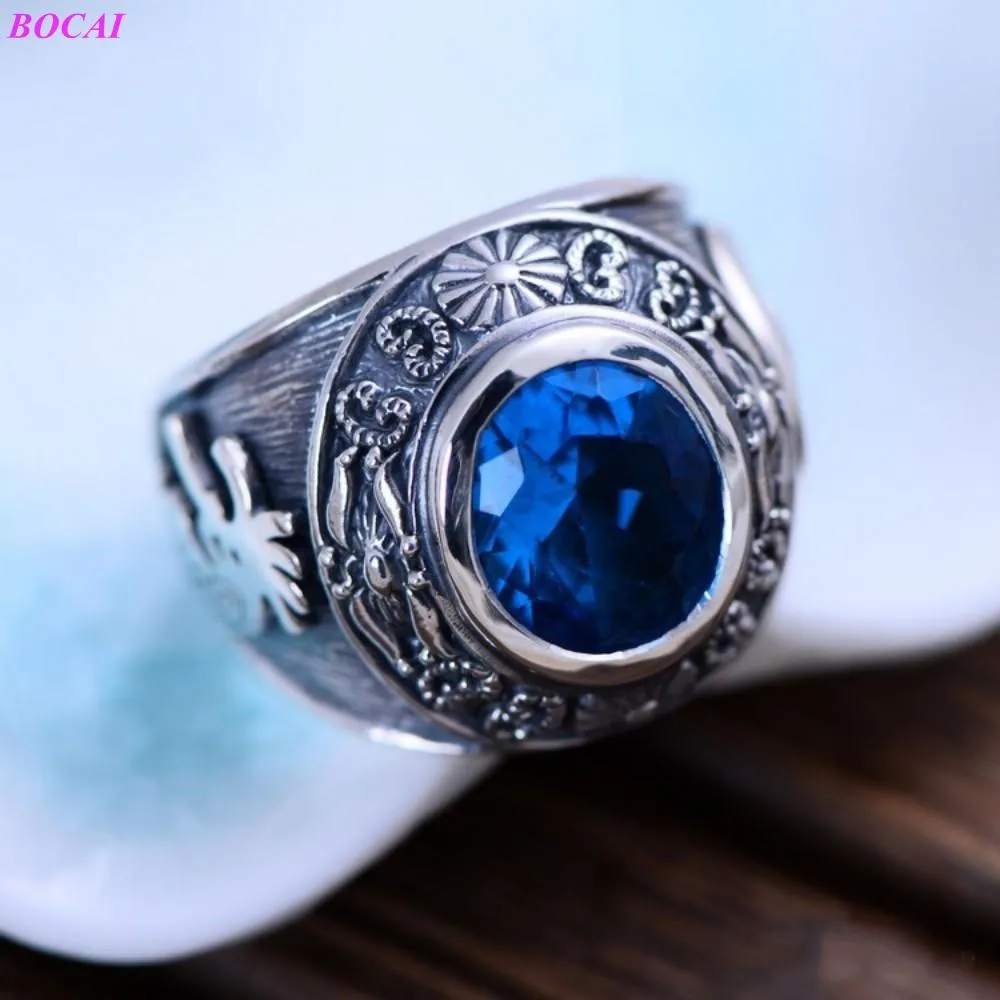 Ringar S925 Sterling Silver Ring for Man Totem Syntetiskt Blue Crystal Manlig karaktär Mans Fashion Thai Silver Jewelry Ring