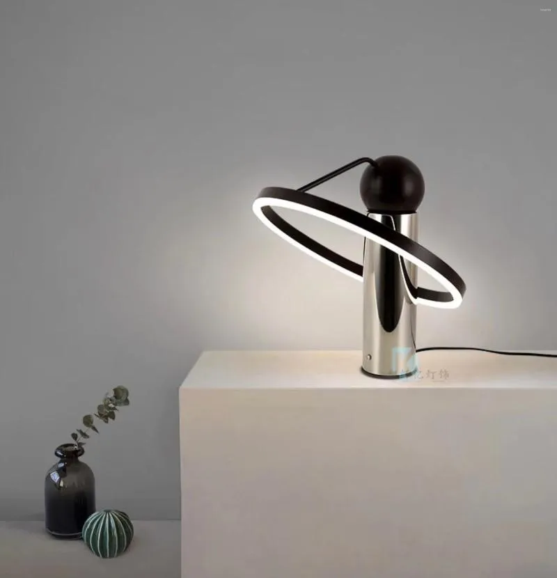 Lampy stołowe Nowoczesne projektant lampy biurka Proste studium osobowość Lekkie luksusowe kreatywne nordyckie łóżko