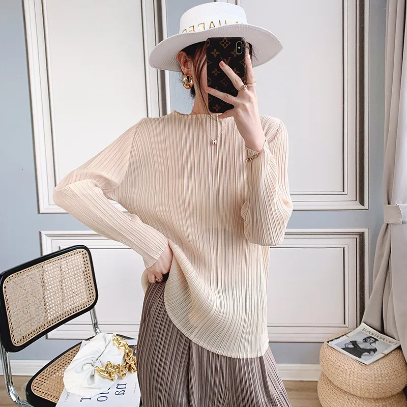 TINAPEI Pleated aesthetic top Miyake autumn base t-shirt women crop long sleeve silk top korean clothes plus size top 210306