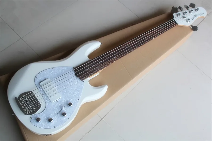 Högkvalitativ 5 sträng Ernie Ball Music Man Sting Ray White Electric Bass Guitar Musicman Active Pickups 9V Battery Rosewood Fingerboard kan anpassas