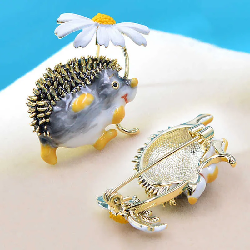 Pins Brooches Cute Hedgehog brooch Fashion Daisy brooch Women's Fashion Jewelry New Design Lapel Pin Gift G220523