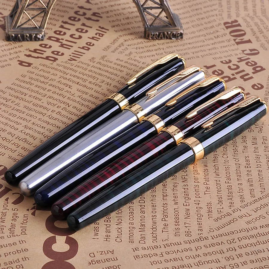 Penne stilografiche Promozione all'ingrosso 5Pcsset Baoer 388 Luxury Gold Clip Pen Mix Colori 05mm Pennino Set di inchiostri in metallo per regalo di Natale 230523