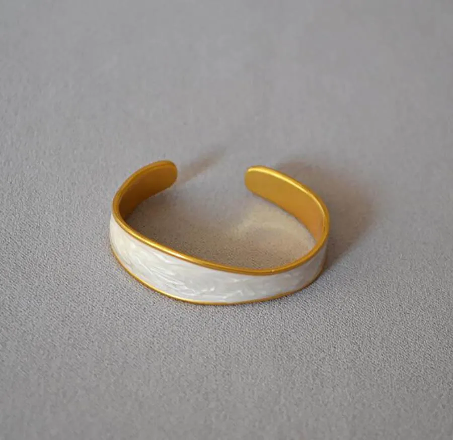 Bangle Japan Korea Retro Guld och vit pärla Emaljöppning Justerbar personlighet Oregelbunden manschettarmband för kvinnor Summersmycken