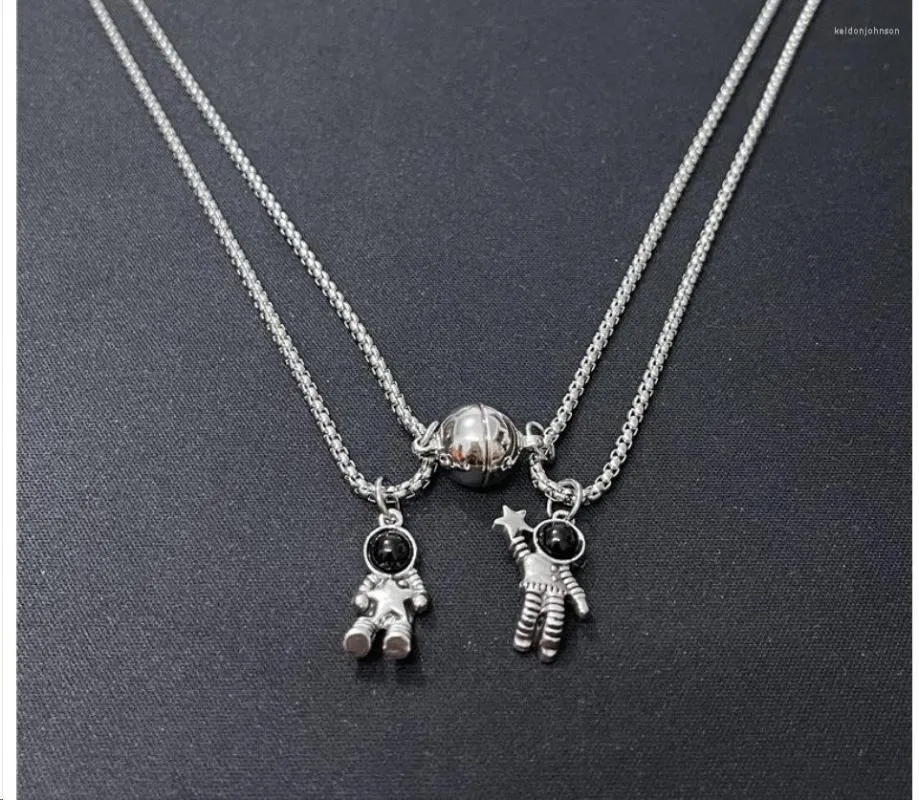 Подвесные ожерелья Пара браслетов для женщин Мужчины Мода Астронавт Творческий магнит привлекает 2PEECE/SET LOVERS