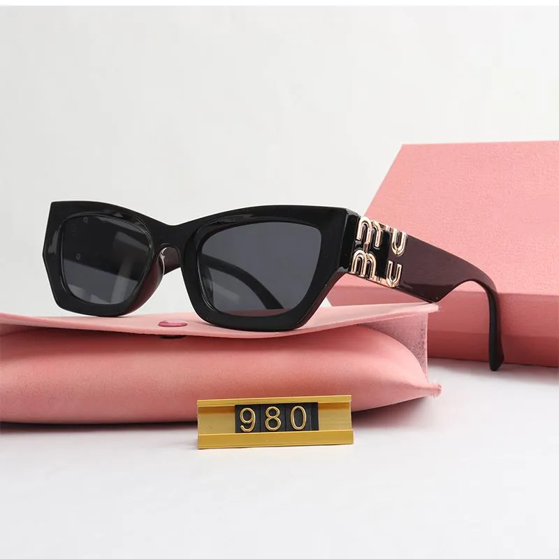 Modedesigner solglasögon enkla solglasögon för kvinnor män klassiskt märke solglas med bokstav goggle adumbral 7 färgalternativ glasögon