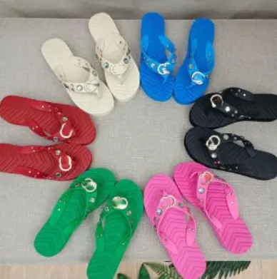 Klassiska tjocka botten flip-flops eva gummi och plast kvinnors tofflor icke-halk strand utomhus casual kvinnors tofflor tjock botten med diamant grossist