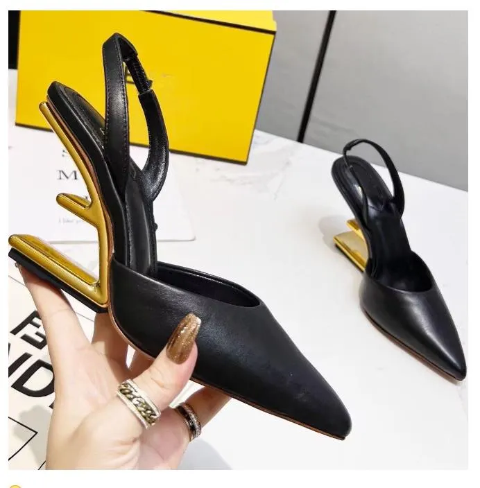 2023 Designer High Heels Paris Metal sandalias heterosexuales Zapatos de vestir de mujer Zapatillas de punta estrecha sexy Bombas de cuero de moda Sandalia de boda de fiesta con caja