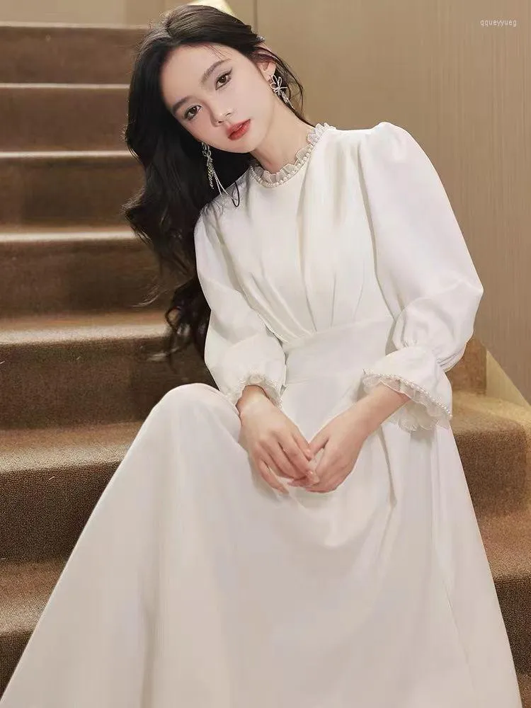 カジュアルドレス2023春秋の女性の白いイブニングドレスフランスの長袖Aライン気質ソーシャル刺繍されたフレア