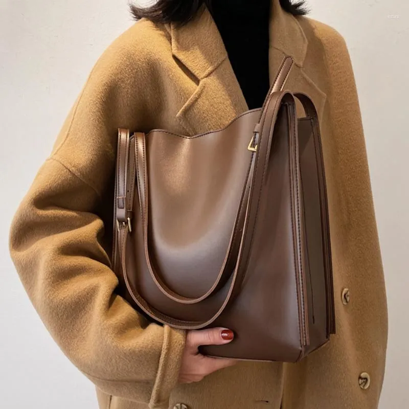 Bolsas noturnas em 2023 alça de ombro de alta qualidade com bolsa vintage de couro sintético do Broche de Broche de Designer