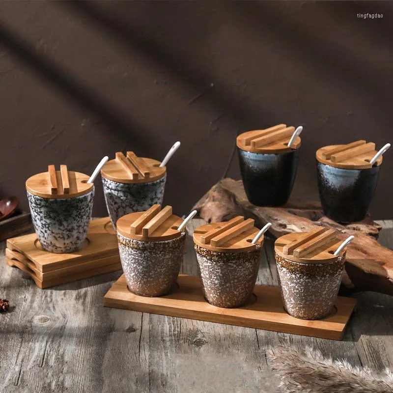 Garrafas de armazenamento Combinação de maconha de tempero de cerâmica com colher capa japonesa caixa de retro restaurante tigela salgado pimenta de açúcar