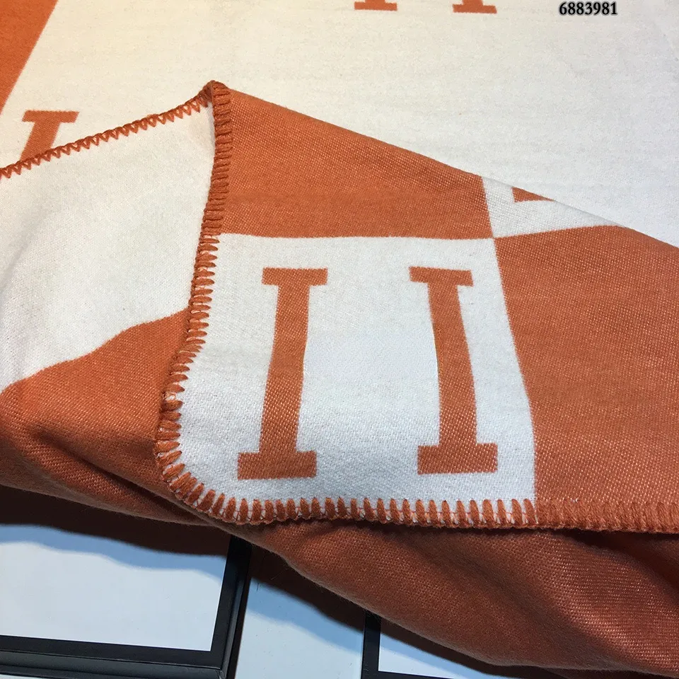 Coperta da lettere di lusso Coperta lavorata a maglia moderna minimalista in lana di cashmere Coperta per decorazione della stanza del campione Coperta all'ingrosso