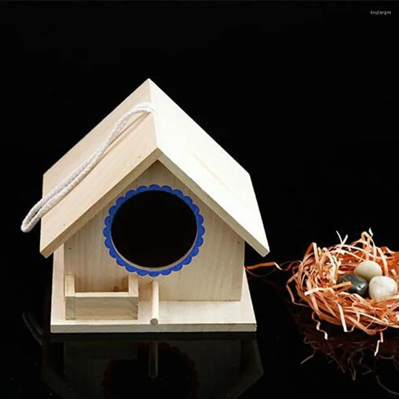 Outros pássaros abastecem o ninho de madeira de madeira para uso ao ar livre