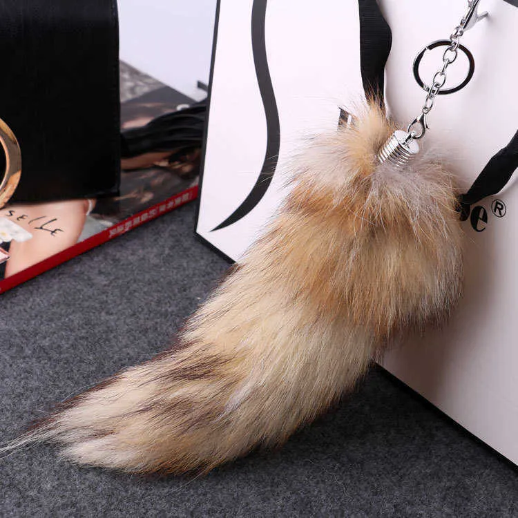 Keychains Cute Wolf Fox Tail Fake Pälsbil Lämplig för kvinnliga hänge nyckelfäste fluffiga nyckelringstillbehör G230525