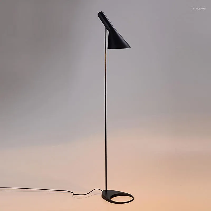 Lampadaires Moderne Designer LED Lampe E27 Coin Debout Lumière Salon Chambre Salle D'étude Décor Table Noir Blanc Lecture