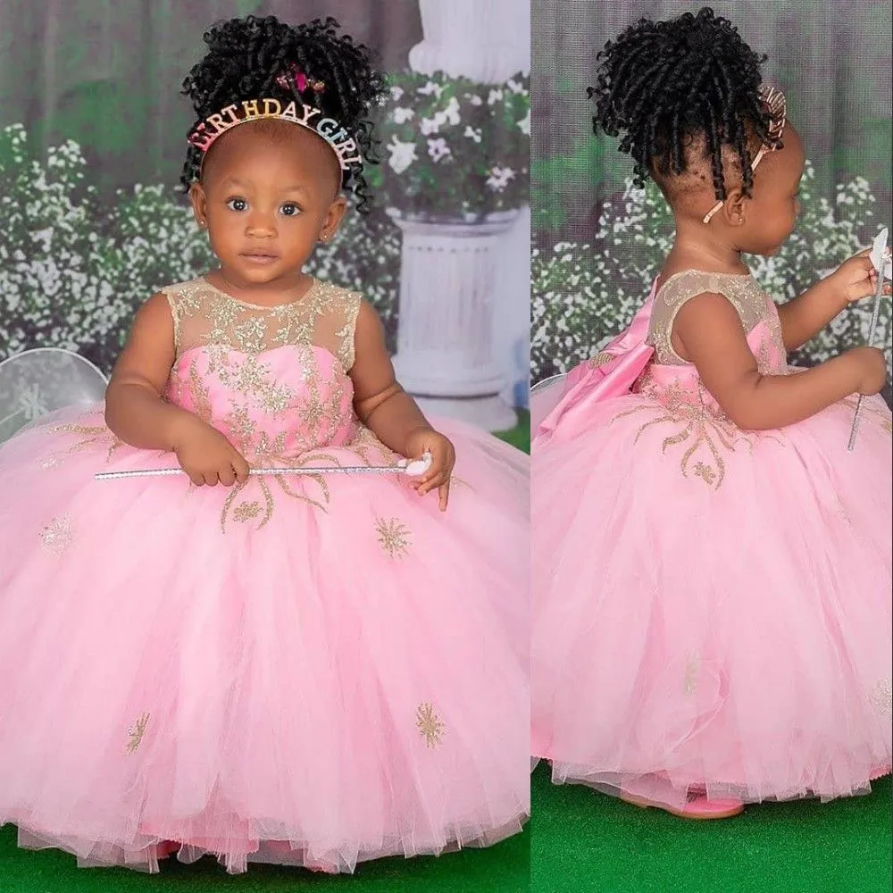 2023 Bling Cute Pink Flower Girl Abiti per matrimoni Paillettes in pizzo con paillettes oro Abito da ballo con collo trasparente Tulle Vestito da spettacolo per ragazze Abiti da comunione per bambini con fiocco