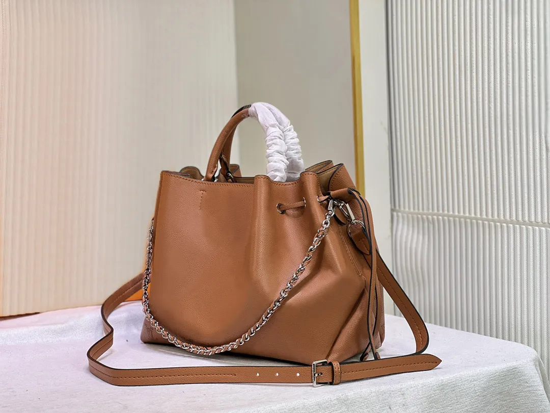 Tasarımcı Kadın Tote Çanta Lüks Bella Çantalar Uçuş Modu Omuz Çantaları Üst kaliteli deri delikli çiçek mektupları Crossbody bayanlar moda makyaj çantaları