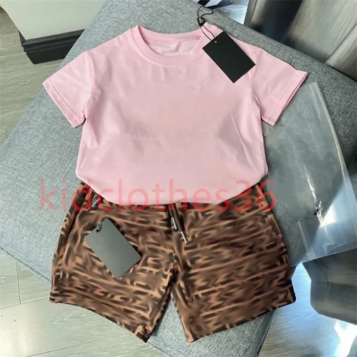 Luksusowy projektant Zestawy odzieży FFF T-shirt dla dzieci Różowy monogramem mody mody Brytyjska marka mody Summer Childrens Treasures and Girls Cotton Dwuczęściowy dwuczęściowy