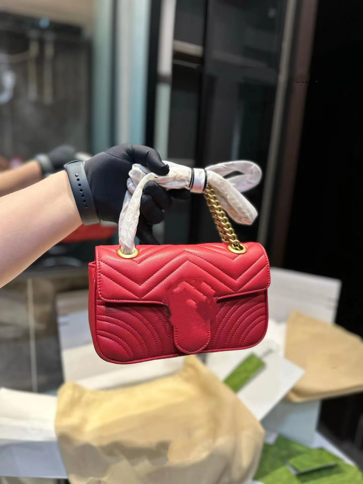 2023 Ny designer axelväska kvinnors kedja crossbody väska designer hjärta v-formad vågmönster axelväska kedja handväska