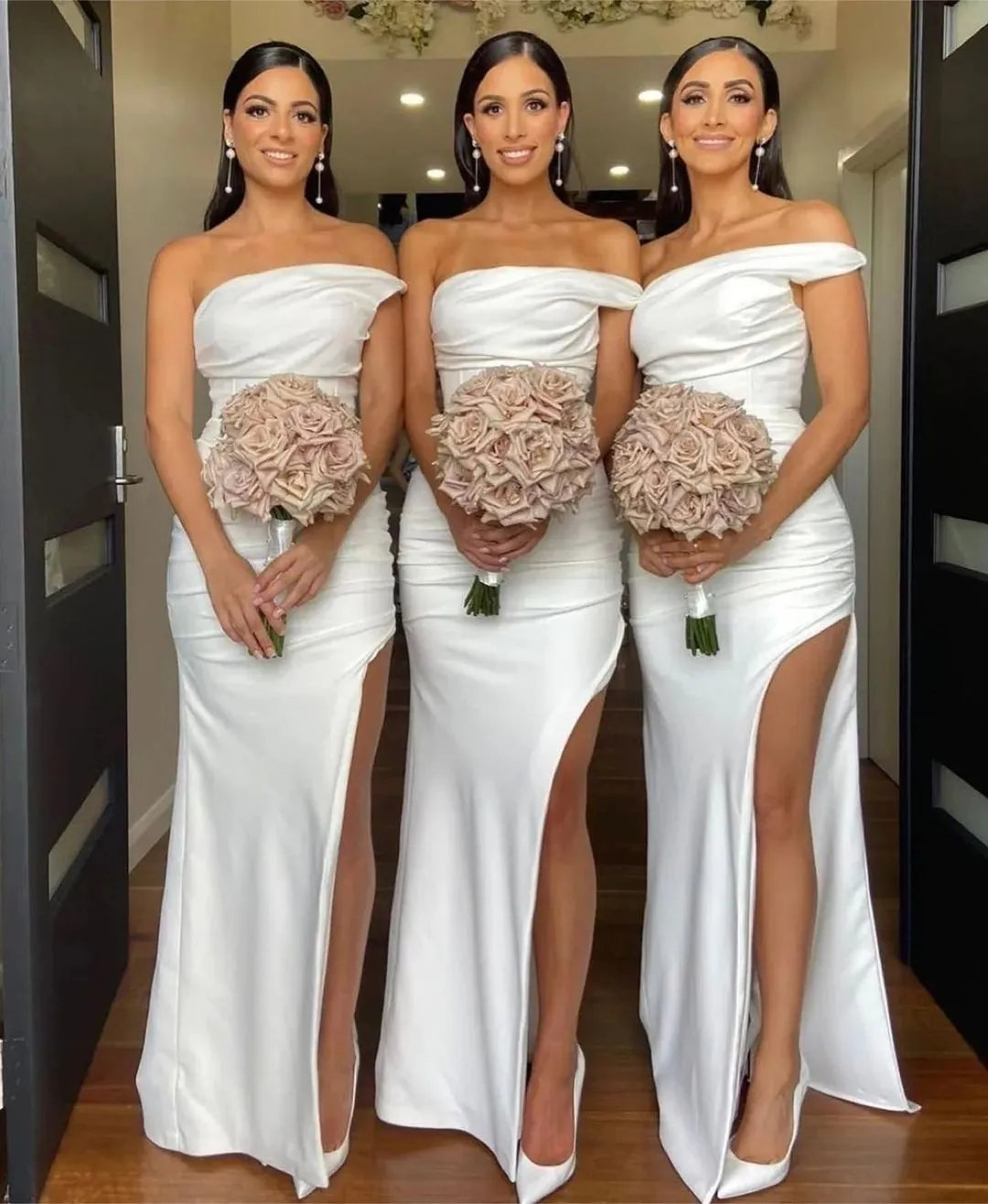 Скромное платье подружки невесты белая атласная мода с длинной оболочкой подружки невесты.