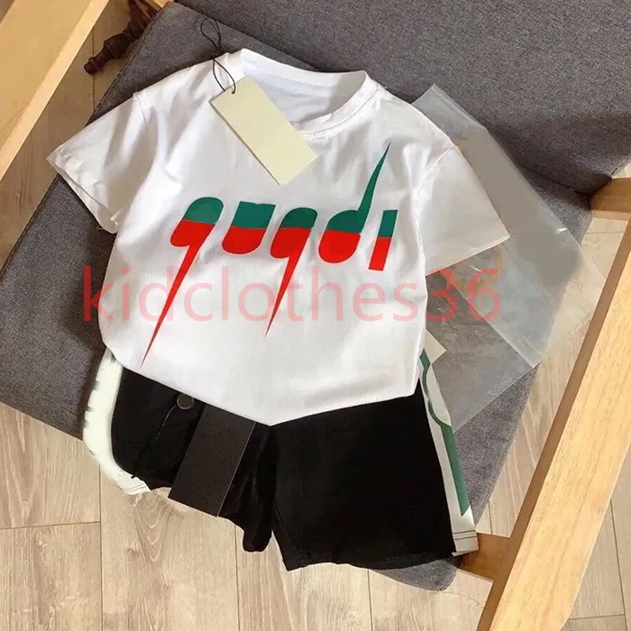 Luxuskleidung Sets Kinder T-Shirt rot schwarz weiß monogrammiert Shortst Fashion Britische Modemarke Sommer Kinder Schätze und Mädchen Baumwolle zweiteil a