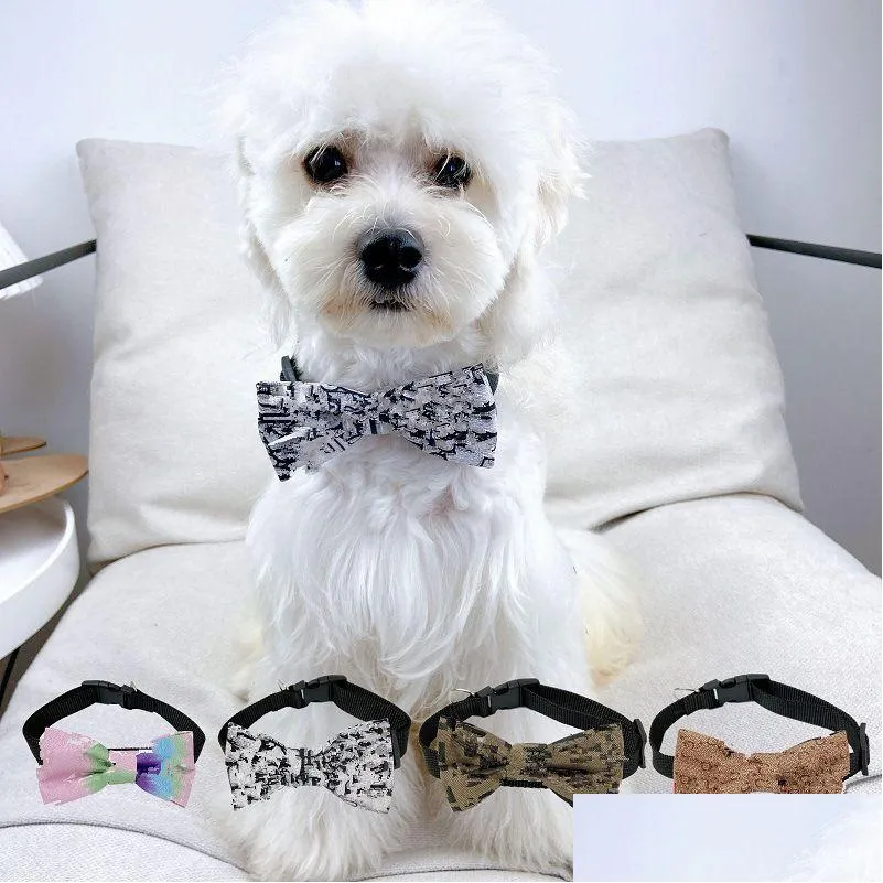 Hundhalsar Leases Designer Brand Bow Tie Dekoration Söt och Beautif Dogs Letter Print Pets Collar Lämpliga för Teddy Pomeranian Dhnwk