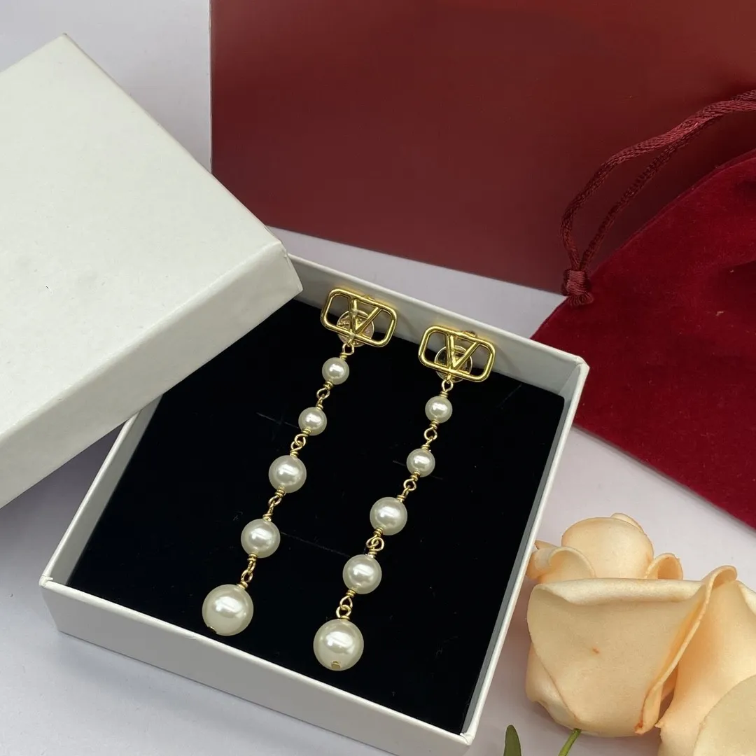 Designers de brinco projetam jóias de brinco de ouro luxuosas e elegantes, jóias de festa, jóias de casamento para mulheres
