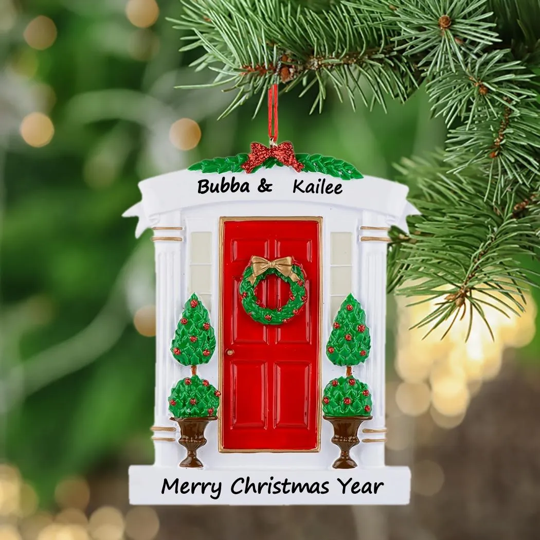 VTOP Red Home Door Polyresin Personged Christmas Tree الحلي مع إكليل من الزهور وشجرة الصنوبر لقضاء العطلة الهدايا الجديدة للمنزل بالجملة بالجملة