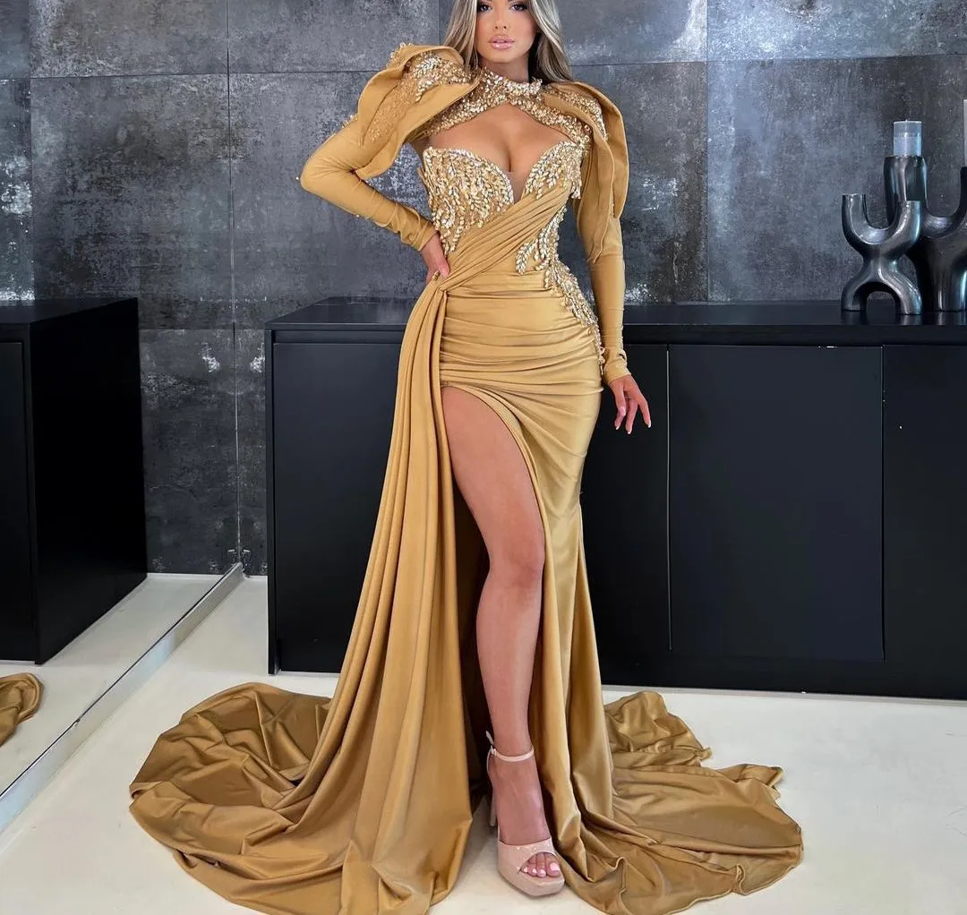 Goldene Meerjungfrau-Abendkleider, lange Ärmel, V-Ausschnitt, Neckholder, abnehmbare Schal-Applikationen, bodenlang, Spitze, Satin, seitlich geschlitzt, Satin-Abschlussballkleid, Übergrößen-Kleider, Partykleid