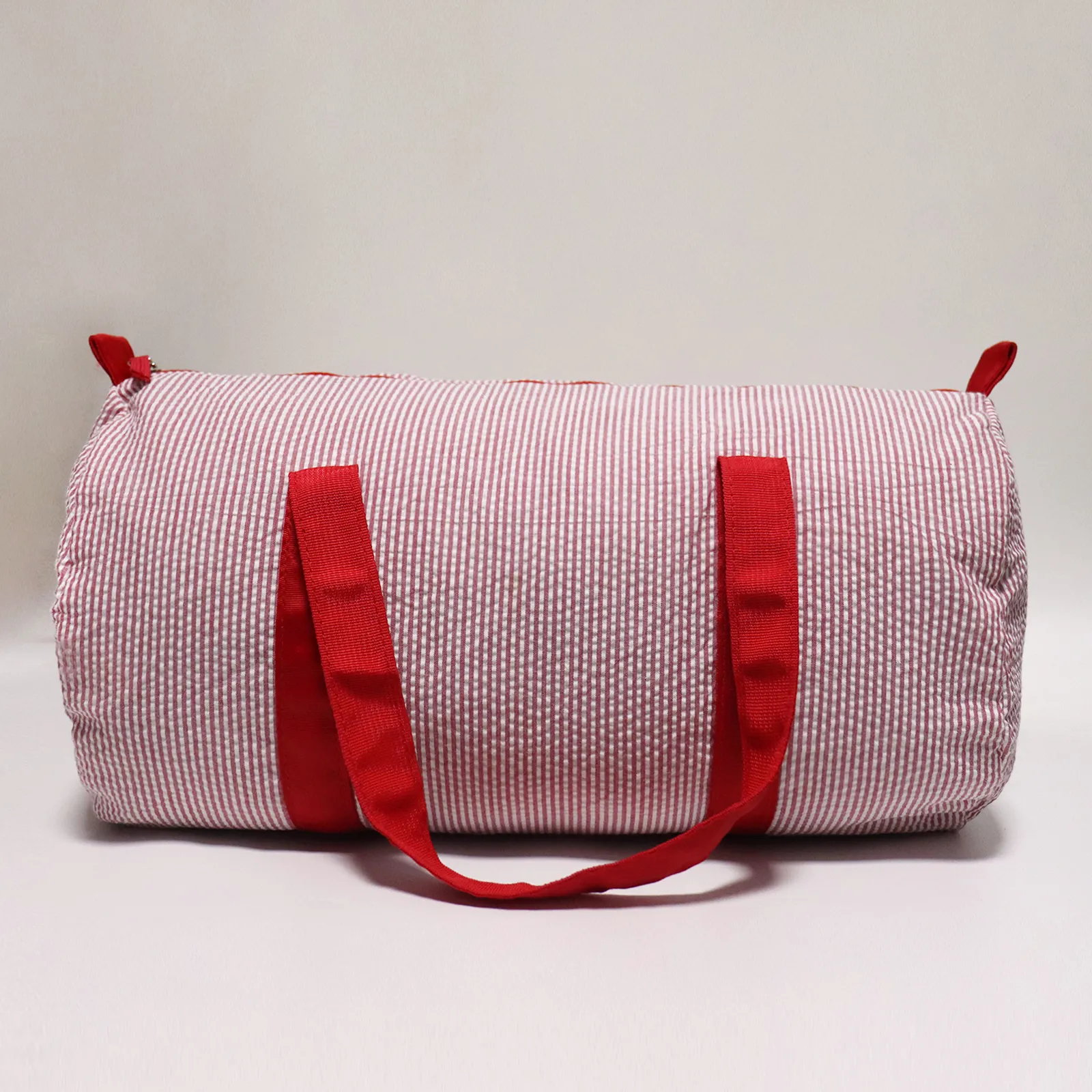 Red Kid's Seersucker Duffel Bags 25pcs / Lot GA Warehouse Borsa da viaggio a strisce da viaggio Borsa da viaggio per la notte Borsa da viaggio per bambini preppy Borsa da ballerino regalo DOMIL106-1494