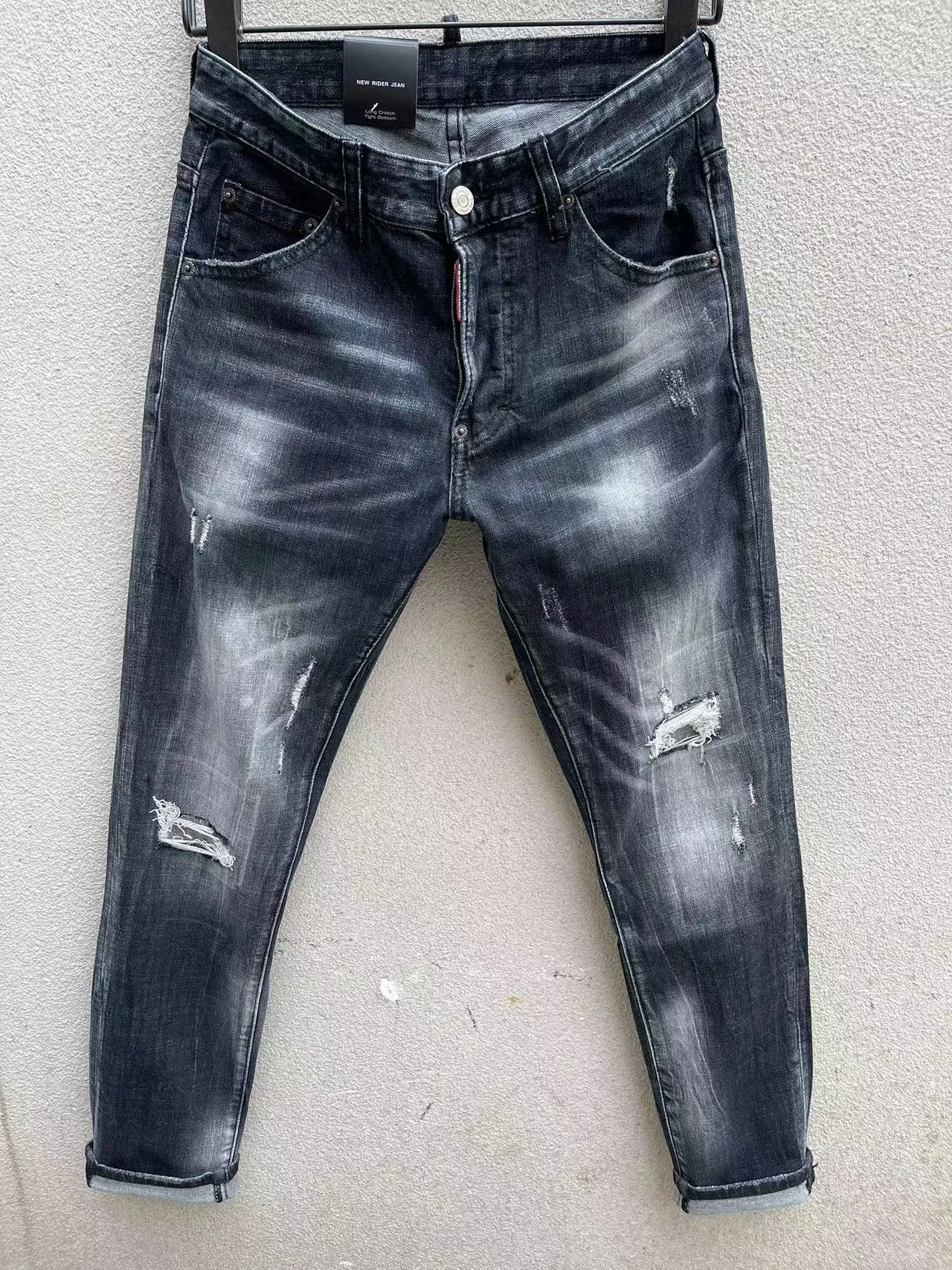 2023 D110 Coolguy Man Jeans Microelástico apresenta uma decoração de bordado com zíper de alto grau Tag pequeno tag de couro