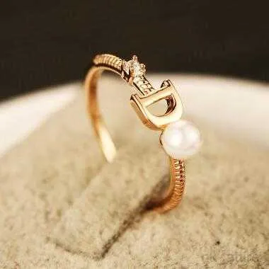 Europeiska varumärken Guldpläterad brev D Fashion Pearl Charms Rings for Wedding Party Vintage Finger Ring Costume Jewelry Gift