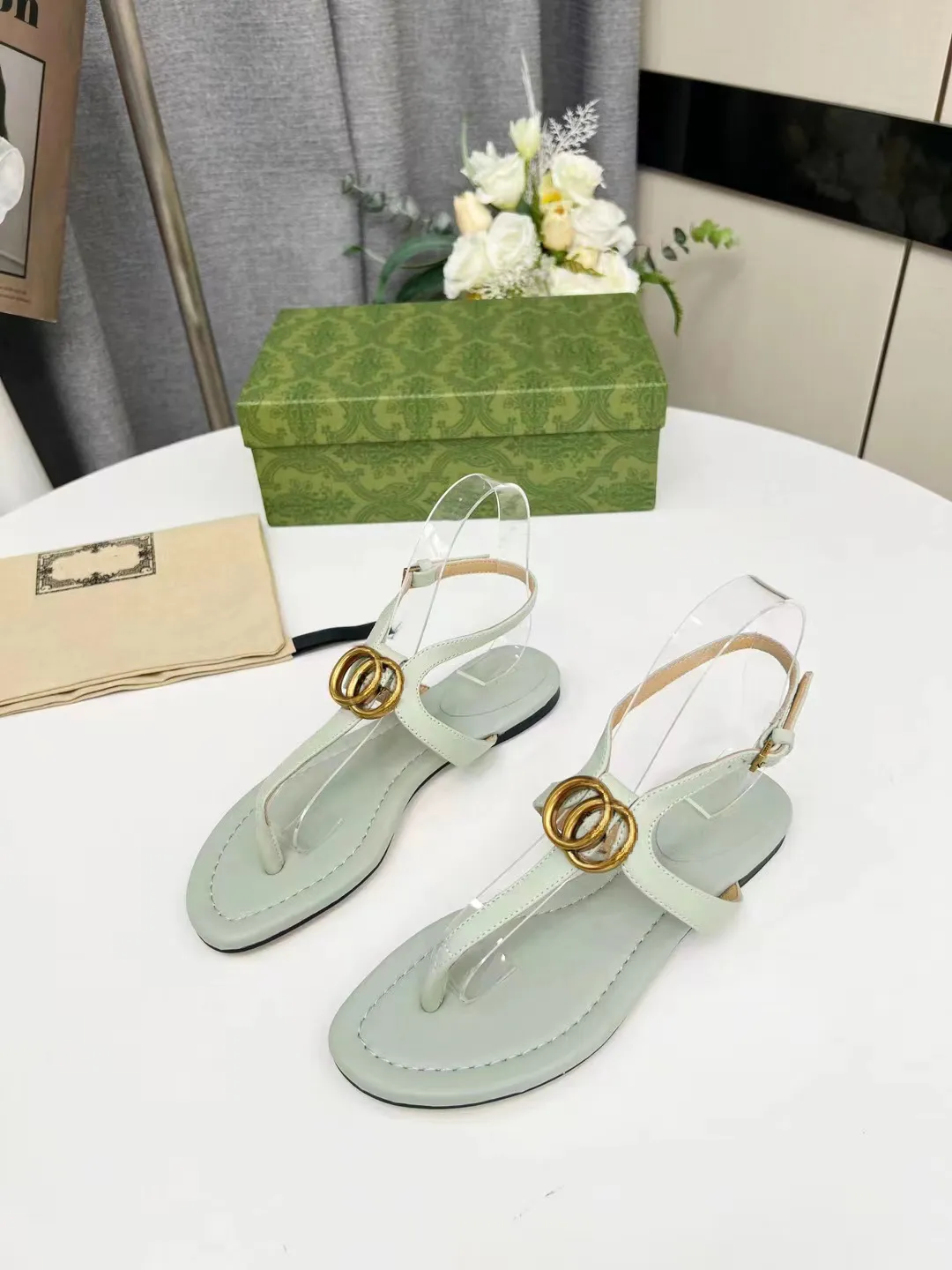 Luxury Designer Flat Heel Sandals Fashion Metal Buckle Women's White Sandals Sandals Sandals Sandals with Non slip Rubber Soles in Summer Large Size flip-flops 35-43