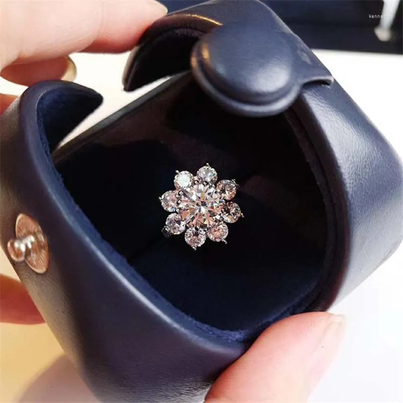 Кластерные кольца мода для женских вечеринок элегантные роскошные свадебные украшения 925 Серебряное серебряное обручальное кольцо 2 высокого качества 2 Высокое качество