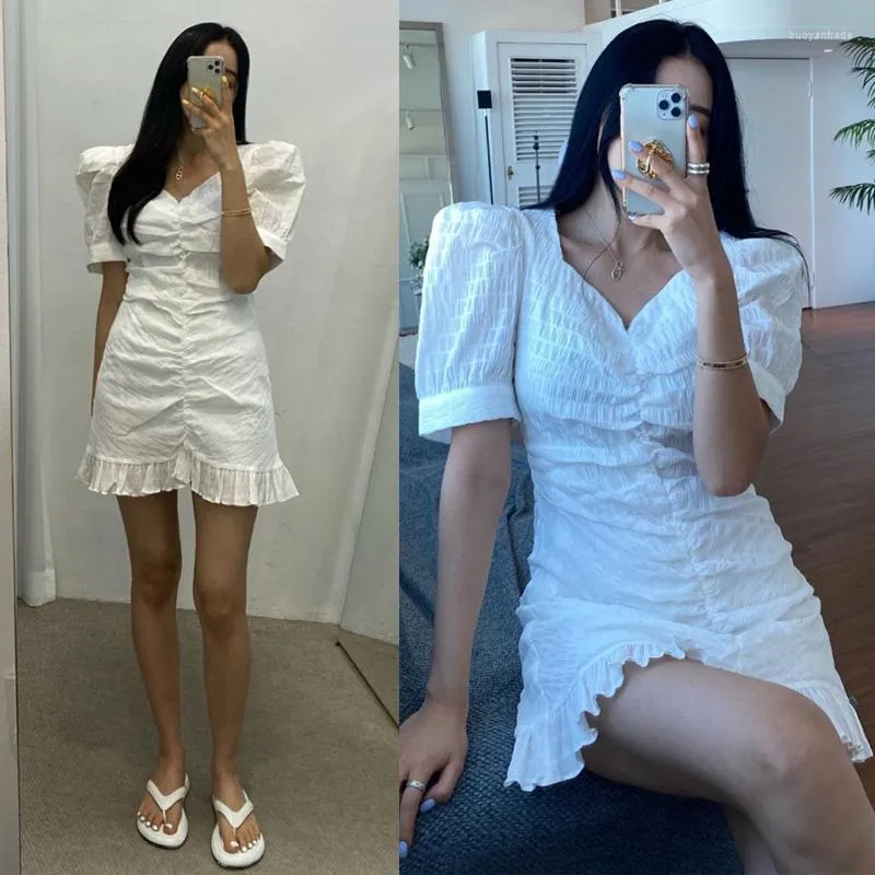 Freizeitkleider Südkorea 2023 Französisches Promi-Kleid mit V-Ausschnitt, Blasenärmeln, kleinem weißen Rock, Fischschwanz, Gürteltasche
