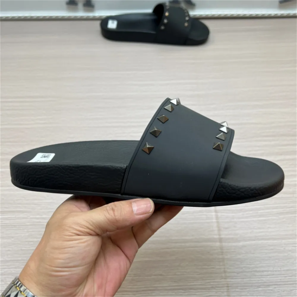 Prezzo all'ingrosso di alta qualità Designer Uomo Rivetto design Slider beach Pantofole di lusso sandalo in gomma Scarpe Marshmallow di alta qualità con sacchetto per la polvere originale