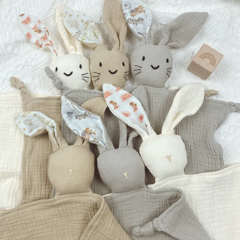 Koc kołysanie koc słodki battle rattle królicz muślin urodzony miękki bawełniany śpiące lalki Burp kojący tkanina koc edukacyjny Plush Rabbit 230525