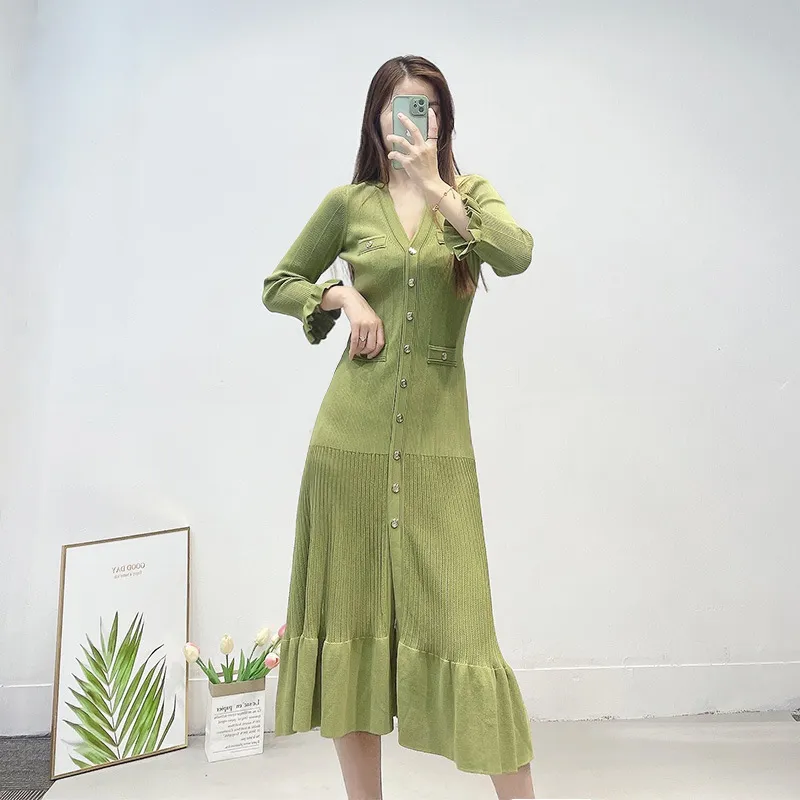 Casual Dresses Sandro Dress Green Ruffle Edge Single Breasted V-hals Midlängd stickad kjol