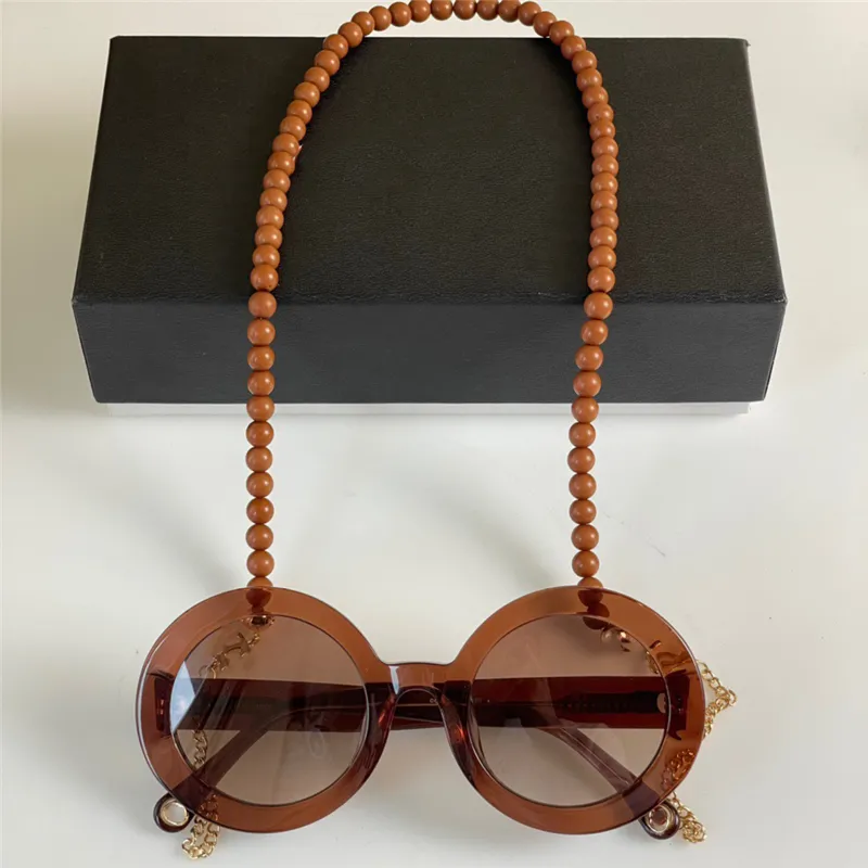 Gafas de sol de diseñador para mujer de lujo para mujer 5489 Anteojos para mujer Gafas retro con cadena de perlas Marcos redondos Marcas famosas Moda popular popular Viene con estuche original