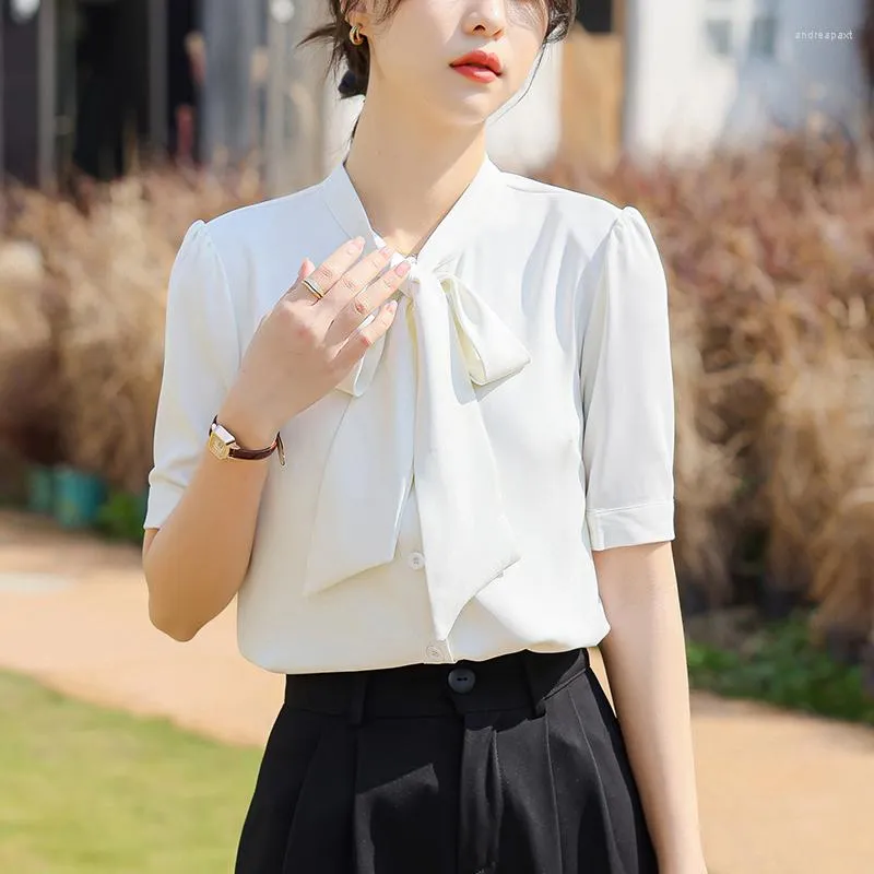 Camicette Da Donna Chikichi Camicia In Chiffon A Maniche Corte Con Fiocco Romantico 2023 Camicie Eleganti Da Donna Con Scollo A V Bianco Elegante Da Donna Estiva Da 16 84 DHgate